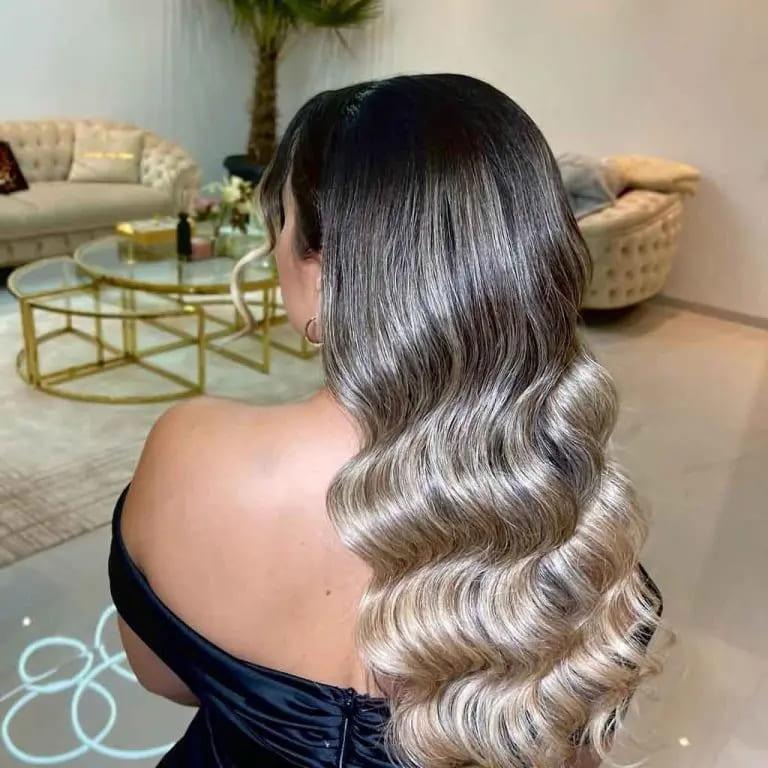 Long Duo-Toned Hair With Wavy Curls