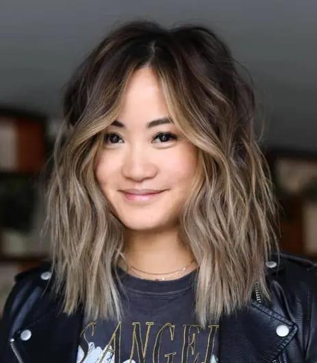 Wavy Blunt Bob for a Round Face