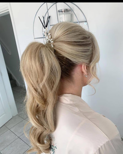 Pin-Up Wavy Ponytail